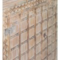 Luxusn&yacute; vidiecky pr&iacute;born&iacute;k Albacete z mas&iacute;vneho hned&eacute;ho ak&aacute;ciov&eacute;ho dreva s vintage &uacute;pravou a vyrez&aacute;van&yacute;m zdoben&iacute;m 140 cm