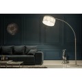Moderná oblúková stojacia lampa s bielym tienidlom a chrómovou konštrukciou na mramorovej základni v glamour štýle