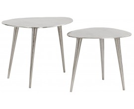 Dvojica modern&yacute;ch pr&iacute;ručn&yacute;ch stol&iacute;kov s nepravidelnou organickou doskou a tromi &uacute;zkymi k&oacute;nick&yacute;mi nožičkami v striebornom kovovom preveden&iacute;. Minimalistick&yacute; a elegantn&yacute; dizajn ide&aacute;lny do industri&aacute;lneho alebo glamour interi&eacute;ru.