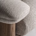Luxusn&eacute; modern&eacute; b&eacute;žov&eacute; čal&uacute;nen&eacute; kreslo Jacque s valcov&yacute;m pre&scaron;&iacute;van&iacute;m a dubov&yacute;m hned&yacute;m r&aacute;mom so zaoblen&yacute;mi nožičkami 125 cm