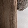 Luxusn&eacute; modern&eacute; b&eacute;žov&eacute; čal&uacute;nen&eacute; kreslo Jacque s valcov&yacute;m pre&scaron;&iacute;van&iacute;m a dubov&yacute;m hned&yacute;m r&aacute;mom so zaoblen&yacute;mi nožičkami 125 cm