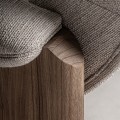 Luxusn&eacute; modern&eacute; b&eacute;žov&eacute; čal&uacute;nen&eacute; kreslo Jacque s valcov&yacute;m pre&scaron;&iacute;van&iacute;m a dubov&yacute;m hned&yacute;m r&aacute;mom so zaoblen&yacute;mi nožičkami 125 cm