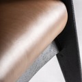 Luxusn&eacute; modern&eacute; kreslo Arthen s čiernou drevenou kon&scaron;trukciou a hned&yacute;m kožen&yacute;m čal&uacute;nen&iacute;m s geometrick&yacute;mi opierkami 70 cm