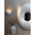 Luxusn&eacute; dizajnov&eacute; n&aacute;stenn&eacute; okr&uacute;hle zrkadlo Delmar so &scaron;irok&yacute;m bielym r&aacute;mom so vzorom ulity morskej ježovky 108 cm