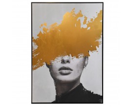 Glamour obdĺžnikov&yacute; z&aacute;vesn&yacute; obraz Vision s portr&eacute;tom ženy so siv&yacute;m pozad&iacute;m a prekryt&yacute;mi očami zlatou farbou v čiernom tenkom r&aacute;me