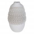 Moderná štýlová vysoká porcelánová váza Liora v bielej farbe s okrúhlym oválnym telom s plastickými 3D detailmi pripomínajúcimi očká alebo háčiky vhodná na suché alebo umelé rastliny