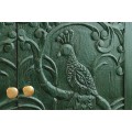 Art deco &scaron;tvordverov&yacute; obdĺžnikov&yacute; zelen&yacute; pr&iacute;born&iacute;k Birdy z mangov&eacute;ho dreva s vyrez&aacute;van&yacute;mi p&aacute;vmi a zlat&yacute;mi nožičkami 175 cm