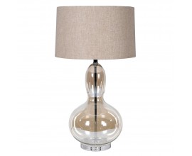 Dizajnov&aacute; glamour stoln&aacute; lampa Kayla s nohou z priehľadn&eacute;ho skla s hned&yacute;m t&oacute;novan&iacute;m so zaoblenou siluetou v tvare hru&scaron;ky s okr&uacute;hlym b&eacute;žov&yacute;m ľanov&yacute;m tienidlom a kovovou kon&scaron;trukciou v lesklom chr&oacute;movom preveden&iacute;