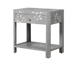 Luxusn&yacute; vintage nočn&yacute; stol&iacute;k Liora s intarziou bone inlay v &scaron;edo-bielej farbe s flor&aacute;lnym mot&iacute;vom so z&aacute;suvkou a policou 62 cm