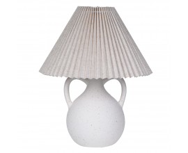 Vidiecka vintage nočn&aacute; lampa Novelle s keramickou podstavou v tvare kameninovej v&aacute;zy s dvomi u&scaron;kami v bielej farbe s natur&aacute;lnou &scaron;trukt&uacute;rou s kužeľovit&yacute;m skladan&yacute;m tienidlom z bielej ľanovej text&iacute;lie s prirodzenou farbou vl&aacute;kna