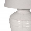Dizajnov&aacute; vidiecka stoln&aacute; lampa Corynth v bielej farbe s keramickou podstavou v tvare v&aacute;zy a ľanov&yacute;m tienidlom 71 cm