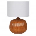 Dizajnová moderná stolná lampa Luffy s valcovitým tienidlom z ľanovej textílie v bielej farbe s prírodnou štruktúrou s okrúhlou podstavou z keramiky v karamelovej hnedej farbe s reliéfnym vertikálnym zdobením a lesklou glazúrou