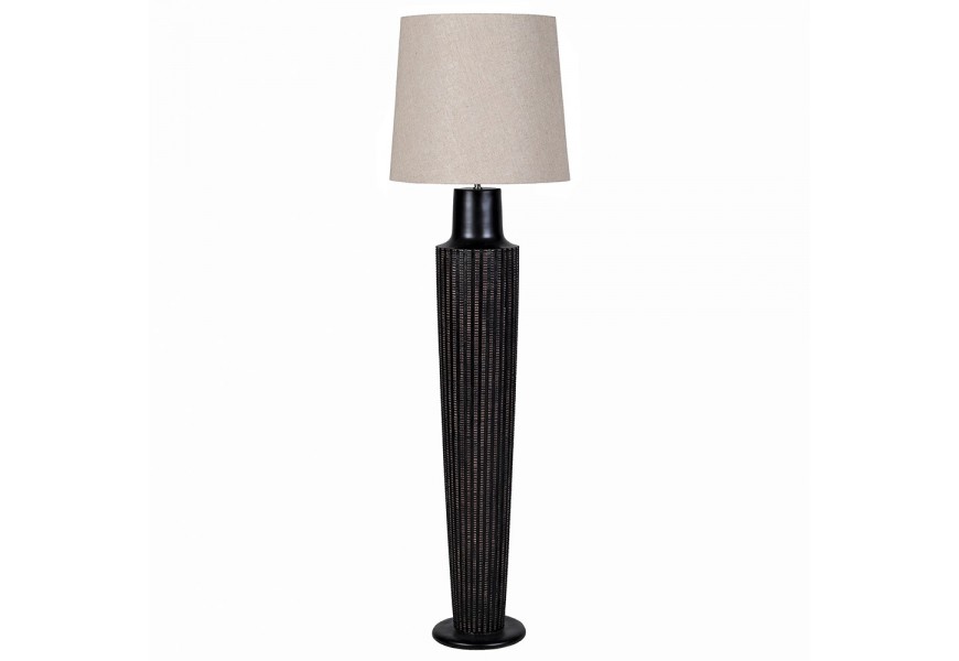 Vintage stojaca lampa Katya s čiernou nohou v reliéfnym geometrickým zdobením s vintage patinou s textilným tienidlom v sivej farbe valcovitého tvaru
