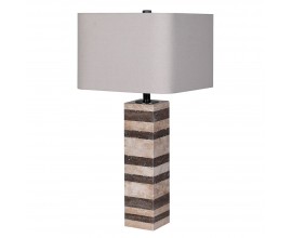 Modern&aacute; kamenn&aacute; stoln&aacute; lampa Cubbie s hranatou nohou v tvare kv&aacute;dra z kameňa s pruhovan&yacute;m dizajnom v svetlej a tmavej hnedej farbe s p&oacute;rovitou &scaron;trukt&uacute;rou s hranat&yacute;m &scaron;tvorcov&yacute;m tienidlom z ľanu v natur&aacute;lnej svetlej b&eacute;žovej farbe