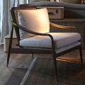 Luxusn&eacute; retro kreslo Oscar s b&eacute;žov&yacute;m čal&uacute;nen&iacute;m a hned&yacute;m r&aacute;mom s ratanov&yacute;m v&yacute;pletom a zlat&yacute;mi detailmi 85 cm